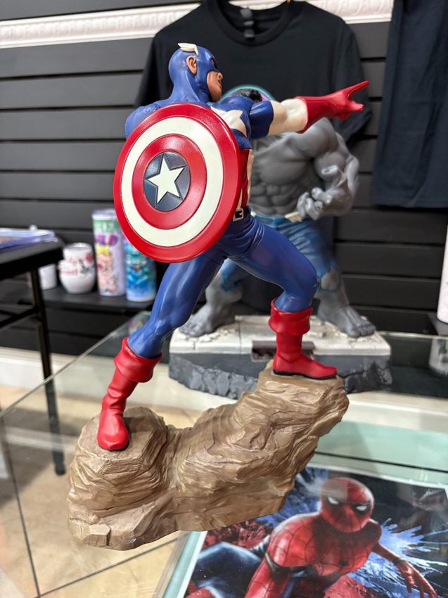 Captain America statue — figurines & statues